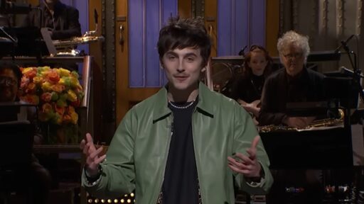 «Тимоти Шаламе заговорил голосом Дилана на SNL: дерзость, сарказм и юмор, от которого сам Боб, возможно, сбежал бы в свою шапку. Узнай, чем он порвал зал и что там про новый фильм!»