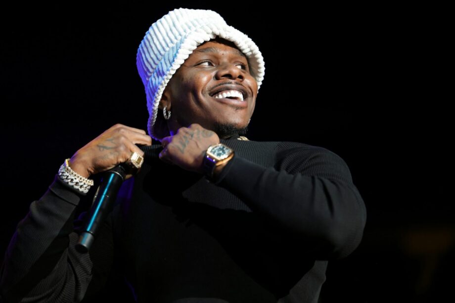 Американский рэпер DaBaby решил покорить Россию! Залы будут гореть, фанаты — сходить с ума, а билеты разлетаться быстрее ваших утренних оправданий!