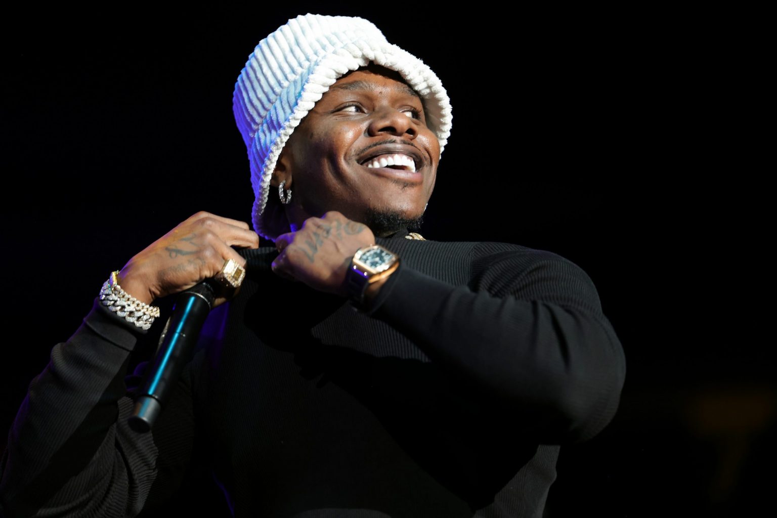 Американский рэпер DaBaby решил покорить Россию! Залы будут гореть, фанаты — сходить с ума, а билеты разлетаться быстрее ваших утренних оправданий!