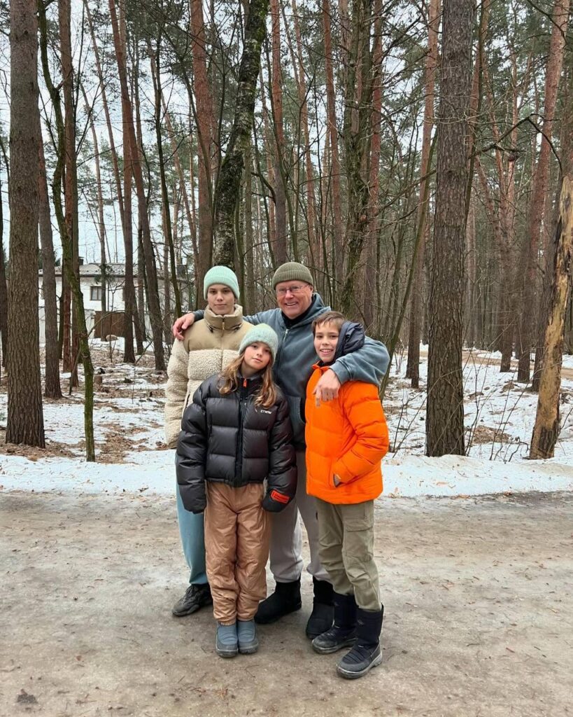 Ксения Собчак вновь в центре внимания, подогревая старые и новые слухи о своей давней подруге Елене Перминовой. Как скандалы вокруг Александра Лебедева ставят под удар репутацию светской львицы?