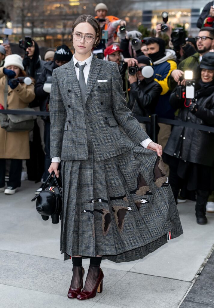 Кара Делевинь вновь на высоте! Эффектное появление на показе Thom Browne, поддержка друзей и готовность к «Оскару» — всё говорит о том, что модель и актриса переживает новый виток успеха!