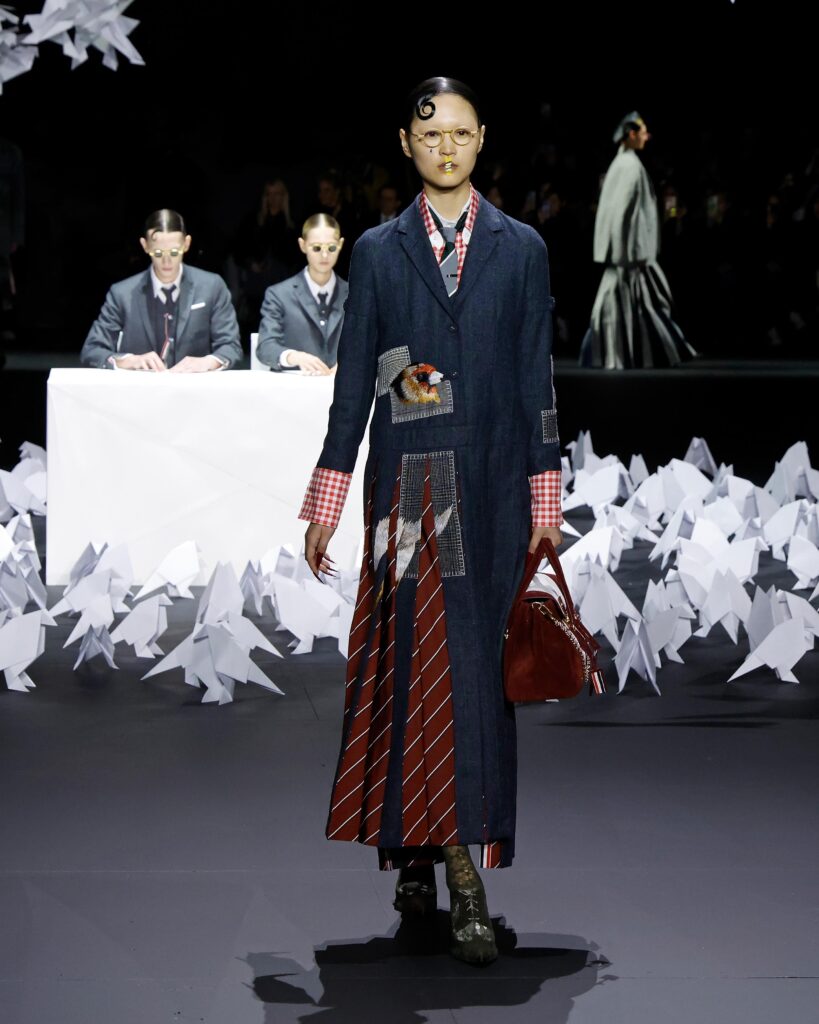 Кара Делевинь вновь на высоте! Эффектное появление на показе Thom Browne, поддержка друзей и готовность к «Оскару» — всё говорит о том, что модель и актриса переживает новый виток успеха!